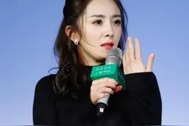 杨幂“三角裤”现身机场，网友直呼:太真实！图片