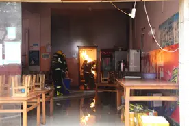 险！普洱孟连一烧烤店厨房起火 消防员徒手拎“火罐”图片