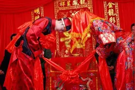1947年一场包办婚礼现场：都没成年，男的无笑容，女的年龄太小了图片