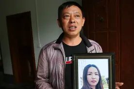 痴情男子念念不忘去世两年的妻子，一想到妻子的遗言就潸然泪下图片