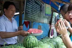 日本小伙第一次来中国，买西瓜时被拒绝，老板：抱歉，不能这么卖图片