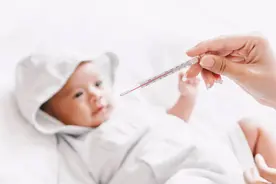 1个月大的宝宝发烧、吐奶，新手妈妈以为是感冒，娃却差点没命图片