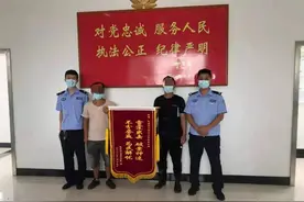 花垣警方6小时找回四名离家出走少女，家长感谢送来锦旗图片