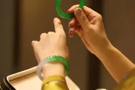 数以吨计的“假翡翠”流入市场，有人花几万块买假石头图片