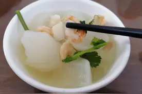 小雪后，潮汕妈妈喜欢，做这道干贝虾仁瘦肉萝卜汤，鲜到掉眉毛啊图片