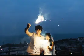 网红婚纱摄影打卡三亚站~水下婚纱照真的是太有趣了，夜晚也很美视频封面