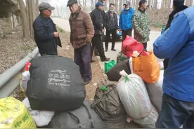 70岁出门打工：包吃住8小时250元，大爷做事就有大爷的谱？图片