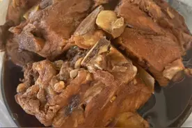 沈阳这家小馆，排骨饭24块钱一份3块骨头配仨菜，流浪汉随便吃图片