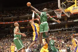 盘点那些能够摸到篮板上沿的球员！张伯伦居首，卡特意外上榜图片