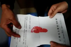 婴儿出生时，医院为何要留脚印？医生可能不会说，但家长们要知道图片