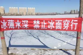 提醒：湖面冰层开始融化，别再玩耍穿行了图片