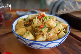 炖豆腐时，锅里加点“天然味精”，豆腐的味道特别鲜，回回不够吃图片