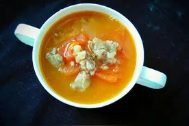 养生汤分享：番茄牛肉汤、当归枸杞炖鸡、番茄猪肝汤的简单做法图片