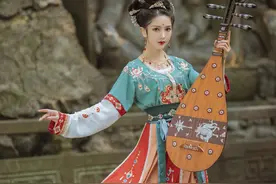 小姐姐穿汉服像“敦煌飞天”，网友：你是不是刚从壁画里飞出来？图片