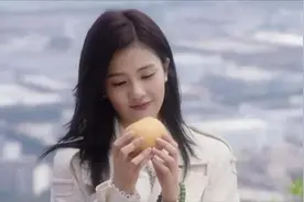 从心理学角度看，越是漂亮的女孩越好追，原因很简单图片