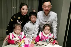 基因也有"不公平"？看看杨云双胞胎女儿，颜值差距尤为明显图片