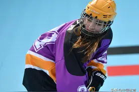 2020首都高校轮滑球联赛举行，巾帼不让须眉同场竞技英姿飒爽图片