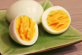 水煮鸡蛋，牢记不要冷水下锅！教你正确做法，蛋壳一碰就掉图片