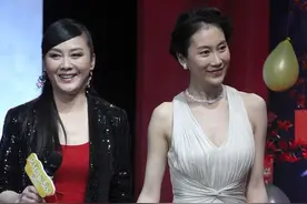 温峥嵘真挺有韵味的，穿裸色连身裙配贵气珠宝，盘发造型显复古图片