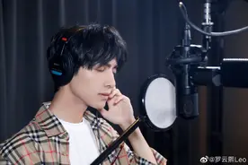 录音室里的罗云熙 清爽干净的少年模样 ​​​​眼神温柔十分迷人图片