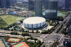 篮球场变身羽毛球馆，这只“小白碗”有点意思图片