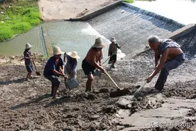 又苦又累的农民工，怎样快速解除疲劳，多干活赚钱？看经验分享图片