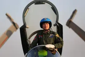 戴明盟：驾驶舰载机在辽宁舰首飞的第一人，现在是什么军衔？图片
