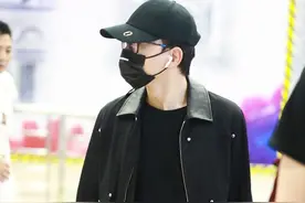 张杰真的是瘦了不少，穿一身黑走机场看着挺单薄，但魅力十足图片