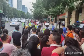 今天，一位61岁的考生走进高考考场，已退休的他为啥不“安分”？图片