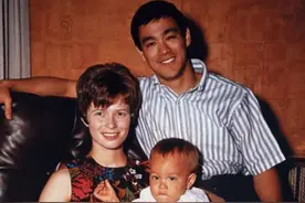李小龙去世后，43岁妻子改嫁徒弟，2年后遭抛弃，再嫁股票分析师图片