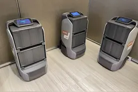 外卖小哥上不了写字楼？别着急，有这群小可爱帮你把外卖端上来图片