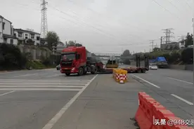 拥有14条进出车道 武汉龚家岭收费站为何还这般堵？记者一探究竟图片