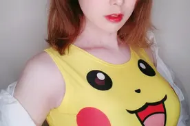 小说：俏寡妇刚结婚便守寡，房子漏水家里没男人，求我帮她修屋顶图片