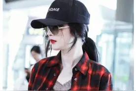 杨幂机场照彻底火了！不穿袜子直接穿上牛奶靴，意外显腿长一米二图片