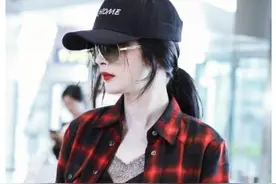 杨幂机场照彻底火了！不穿袜子直接穿上牛奶靴，意外显腿长一米二图片