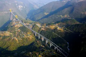恩施峻岭中的高速公路 宛如巨龙出山图片