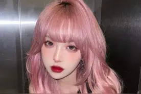 头部网红公然虐猫？将猫反折双臂按下吃饭，网友直呼残忍怕猫骨折图片