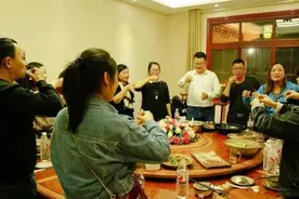 饭局上领导说“去买包中华”，傻瓜才去买烟，高情商懂这4个礼数图片