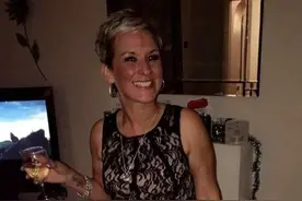 太不幸了，英国女子用绳子同时遛两狗，结果反被两狗勒死图片