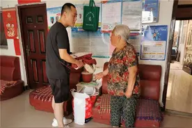 【脱贫攻坚】志愿入户打扫卫生 助力推进精准扶贫图片