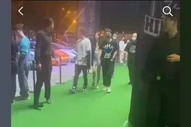 王思聪一晚豪掷22万，带俩长腿美女嗨玩夜店，获7人簇拥排场大图片