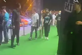 王思聪一晚豪掷22万，带俩长腿美女嗨玩夜店，获7人簇拥排场大图片