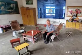 当老人下跪道歉后，网友们的心被刺痛了图片