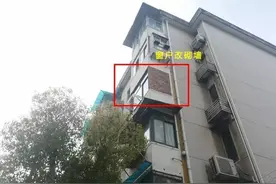 楼上阳台玻璃用砖块砌成墙，这也行？物业：住一栋楼，相互体谅下图片