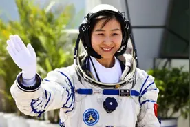 女宇航员离开地球，洗澡，睡觉，生理期，如何不让自己隐私暴露？图片