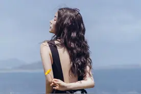 全屏壁纸｜小清新少女背影图片