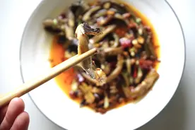 餐桌上的风物鳝鱼，怎么做它更好吃？试试爆炒鳝鱼丝，鲜香辣爽图片