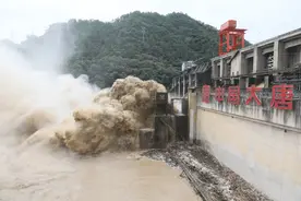 惊涛拍岸 方显大唐担当——大唐陕西发电公司成功抵御多场洪水考验图片