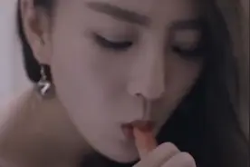 小说：女朋友不敢去卫生间怕黑，我在门口等她，不料却发现她秘密图片