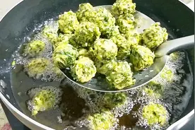 素丸子怎么炸才好吃？大妈教你一招，这样做外酥里嫩，营养美味视频封面